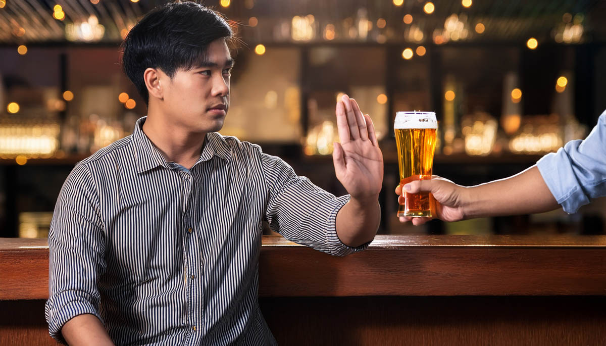 Mann lehnt ein alkoholisches Getränk ab