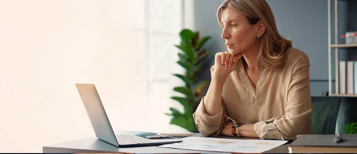 MPU Vorbereitung – nachdenkliche Frau reflektiert Verhalten